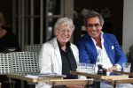 Amsterdam 11 juli 2017 
Jan des Bouvrie en Ronnie Rosenbaum op terras op de pc hooftstraat