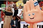 Amsterdam 2 augustus 2017  
Premiere emoji de film in pathe arena. Jandino Asporaat met vrouw en kinderen