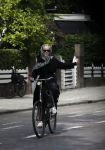Amsterdam 18 juli 2017
Jette v d Meij met hoofddoek op de fiets in Amsterdam zuid
