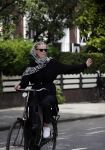 Amsterdam 18 juli 2017
Jette v d Meij met hoofddoek op de fiets in Amsterdam zuid