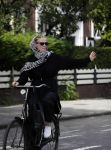 Amsterdam 18 juli 2017
Jette v d Meij met hoofddoek op de fiets in Amsterdam zuid