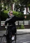 Amsterdam 18 juli 2017
Jette v d Meij met hoofddoek op de fiets in Amsterdam zuid