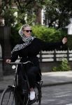 Amsterdam 18 juli 2017
Jette v d Meij met hoofddoek op de fiets in Amsterdam zuid