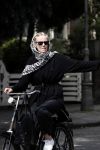 Amsterdam 18 juli 2017
Jette v d Meij met hoofddoek op de fiets in Amsterdam zuid