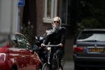 Amsterdam 18 juli 2017
Jette v d Meij met hoofddoek op de fiets in Amsterdam zuid