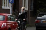 Amsterdam 18 juli 2017
Jette v d Meij met hoofddoek op de fiets in Amsterdam zuid