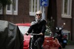 Amsterdam 18 juli 2017
Jette v d Meij met hoofddoek op de fiets in Amsterdam zuid