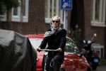 Amsterdam 18 juli 2017
Jette v d Meij met hoofddoek op de fiets in Amsterdam zuid