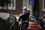 Amsterdam 18 juli 2017
Jette v d Meij met hoofddoek op de fiets in Amsterdam zuid