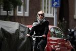 Amsterdam 18 juli 2017
Jette v d Meij met hoofddoek op de fiets in Amsterdam zuid