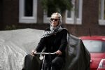 Amsterdam 18 juli 2017
Jette v d Meij met hoofddoek op de fiets in Amsterdam zuid
