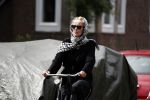 Amsterdam 18 juli 2017
Jette v d Meij met hoofddoek op de fiets in Amsterdam zuid