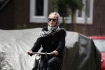 Amsterdam 18 juli 2017
Jette v d Meij met hoofddoek op de fiets in Amsterdam zuid