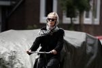 Amsterdam 18 juli 2017
Jette v d Meij met hoofddoek op de fiets in Amsterdam zuid