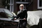Amsterdam 18 juli 2017
Jette v d Meij met hoofddoek op de fiets in Amsterdam zuid