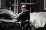 Amsterdam 18 juli 2017
Jette v d Meij met hoofddoek op de fiets in Amsterdam zuid