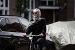 Amsterdam 18 juli 2017
Jette v d Meij met hoofddoek op de fiets in Amsterdam zuid