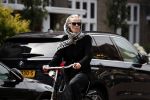 Amsterdam 18 juli 2017
Jette v d Meij met hoofddoek op de fiets in Amsterdam zuid