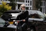 Amsterdam 18 juli 2017
Jette v d Meij met hoofddoek op de fiets in Amsterdam zuid