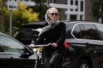 Amsterdam 18 juli 2017
Jette v d Meij met hoofddoek op de fiets in Amsterdam zuid