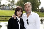 Eiland van Maurik 4 september 2017
Groepsfoto met Nicolette Kluijver en Dennis Weening met Marieke Elsinga, Anouk Hoogendijk, Roeland Fernhout, Niels Gomperts, Carolina Dijkhuizen, Henk Poort, Joelle Witschge, Richard Witschge, Shelly Sterk, Soundos El Ahmadi, Danny Froger, Kaj Gorgels, Nicole Buch en Brace. tijdens de persviewing van Expeditie Robinson 2017 op het Eiland van Maurik