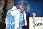 Eindhoven 17 juli 2017
Johan Vlemmix voor zijn huis met kleding en sieraden van Jomanda