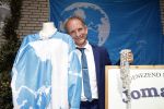 Eindhoven 17 juli 2017
Johan Vlemmix voor zijn huis met kleding en sieraden van Jomanda