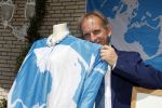 Eindhoven 17 juli 2017
Johan Vlemmix voor zijn huis met kleding en sieraden van Jomanda