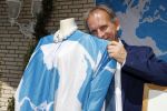 Eindhoven 17 juli 2017
Johan Vlemmix voor zijn huis met kleding en sieraden van Jomanda