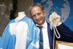 Eindhoven 17 juli 2017
Johan Vlemmix voor zijn huis met kleding en sieraden van Jomanda