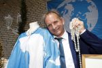 Eindhoven 17 juli 2017
Johan Vlemmix voor zijn huis met kleding en sieraden van Jomanda