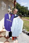 Eindhoven 17 juli 2017
Johan Vlemmix voor zijn huis met kleding en sieraden van Jomanda