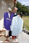 Eindhoven 17 juli 2017
Johan Vlemmix voor zijn huis met kleding en sieraden van Jomanda