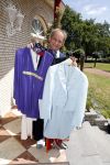 Eindhoven 17 juli 2017
Johan Vlemmix voor zijn huis met kleding en sieraden van Jomanda