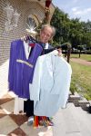 Eindhoven 17 juli 2017
Johan Vlemmix voor zijn huis met kleding en sieraden van Jomanda