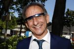 Eindhoven 17 juli 2017
Johan Vlemmix voor zijn huis met kleding en sieraden van Jomanda