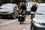 Amsterdam 24 juli 2017   
Johnny Heitinga met zijn kinderen Jezebel en Lennox in de bakfiets.