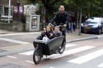 Amsterdam 24 juli 2017   
Johnny Heitinga met zijn kinderen Jezebel en Lennox in de bakfiets.