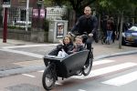 Amsterdam 24 juli 2017   
Johnny Heitinga met zijn kinderen Jezebel en Lennox in de bakfiets.