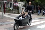 Amsterdam 24 juli 2017   
Johnny Heitinga met zijn kinderen Jezebel en Lennox in de bakfiets.