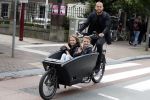 Amsterdam 24 juli 2017   
Johnny Heitinga met zijn kinderen Jezebel en Lennox in de bakfiets.