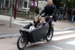Amsterdam 24 juli 2017   
Johnny Heitinga met zijn kinderen Jezebel en Lennox in de bakfiets.