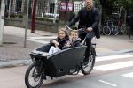 Amsterdam 24 juli 2017   
Johnny Heitinga met zijn kinderen Jezebel en Lennox in de bakfiets.
