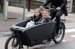 Amsterdam 24 juli 2017   
Johnny Heitinga met zijn kinderen Jezebel en Lennox in de bakfiets.