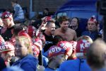 Amsterdam 3 september 2017  
ALS Cityswim in de amsterdamse grachten. Johnny de Mol jr en Rick Brandsteder zemmen met Ralph en Carlijn de Vies en hun kinderen  zoon Daniel en  hun dochter
