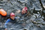 Amsterdam 3 september 2017  
ALS Cityswim in de amsterdamse grachten. Johnny de Mol jr en Rick Brandsteder zemmen met Ralph en Carlijn de Vies en hun kinderen  zoon Daniel en  hun dochter
