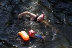 Amsterdam 3 september 2017  
ALS Cityswim in de amsterdamse grachten. Johnny de Mol jr en Rick Brandsteder zemmen met Ralph en Carlijn de Vies en hun kinderen  zoon Daniel en  hun dochter
