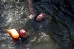 Amsterdam 3 september 2017  
ALS Cityswim in de amsterdamse grachten. Johnny de Mol jr en Rick Brandsteder zemmen met Ralph en Carlijn de Vies en hun kinderen  zoon Daniel en  hun dochter