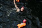 Amsterdam 3 september 2017  
ALS Cityswim in de amsterdamse grachten. Johnny de Mol jr en Rick Brandsteder zemmen met Ralph en Carlijn de Vies en hun kinderen  zoon Daniel en  hun dochter