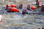 Amsterdam 3 september 2017  
ALS Cityswim in de amsterdamse grachten. Johnny de Mol jr en Rick Brandsteder zemmen met Ralph en Carlijn de Vies en hun kinderen  zoon Daniel en  hun dochter
